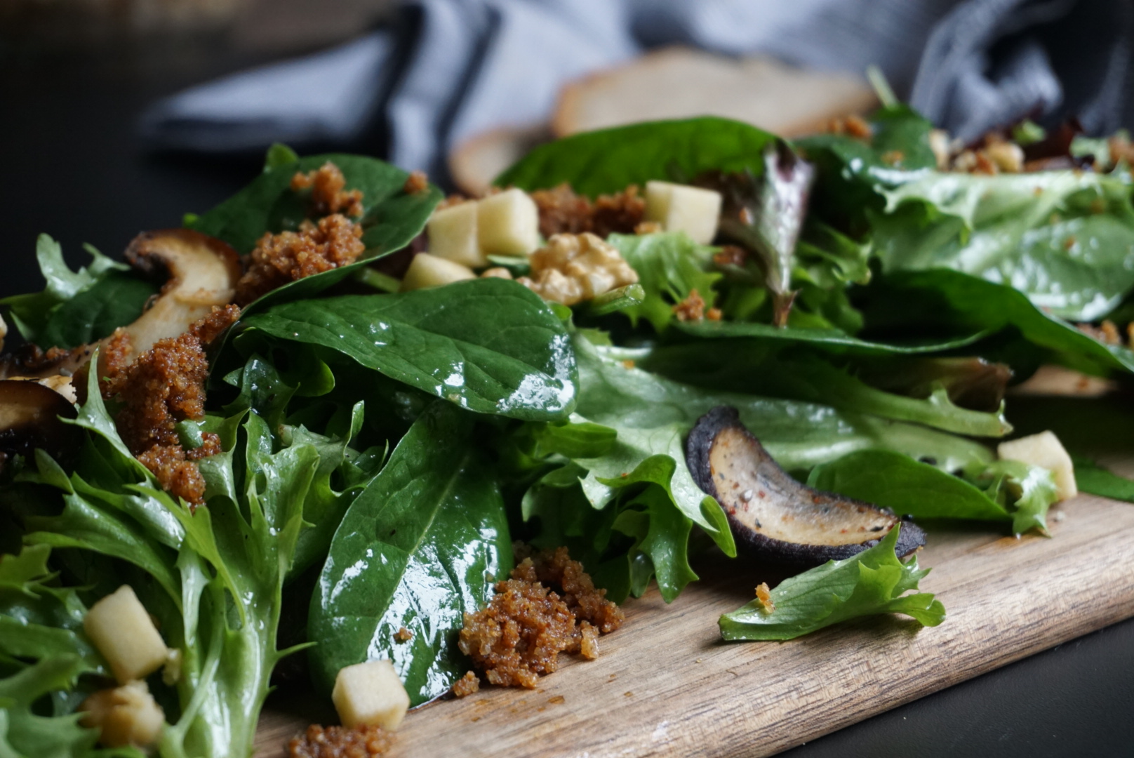 Bio-Salat mit Walnüssen, Apfel und Brotbrösel
